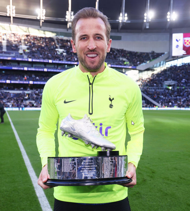 Harry Kane With Trophy